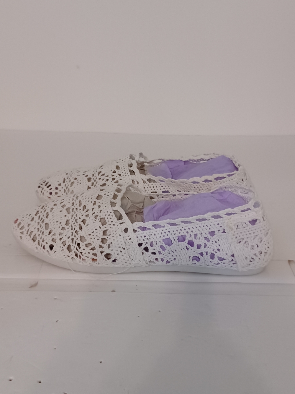 NWOT Women BOBBIEBROOKS White Crochet Slip-On Shoes Size 6